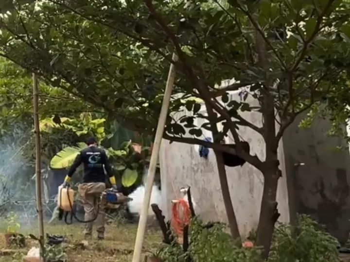 Técnico de Clean Control termonebulizando un jardín contra mosquitos